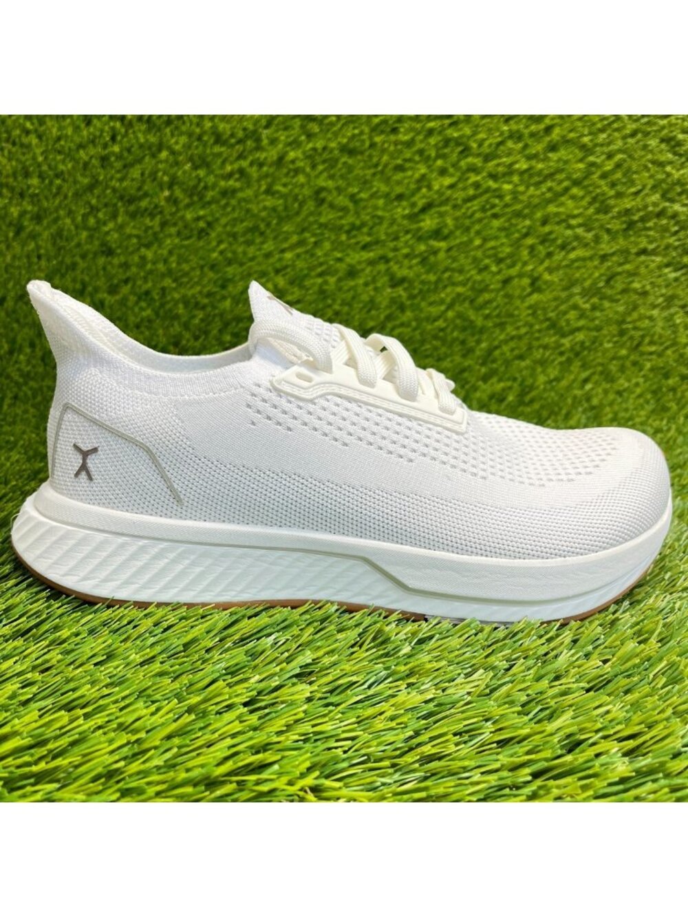 Flux Adapt Runner White Gum Womens Size 8.5 Mens Size 7 Athletic Knit Shoes